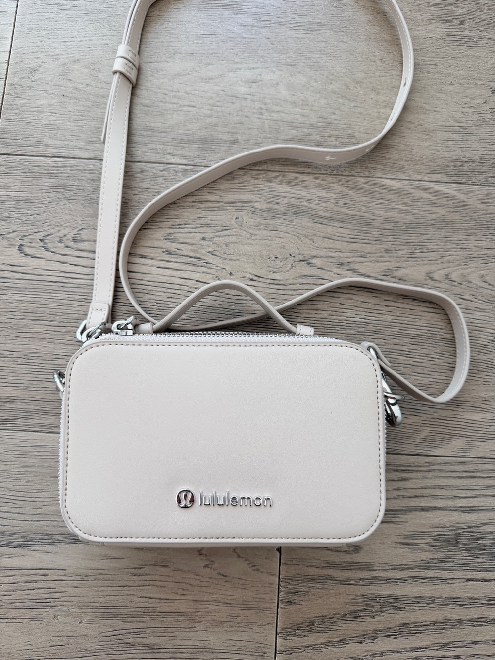 lululemon athletica leather alternative camera bag NWOT - Picture 2 of 4